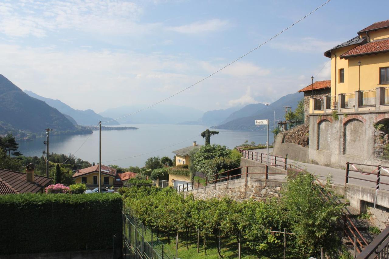 Zimmer mit Kingsize-Bett und Seeblick