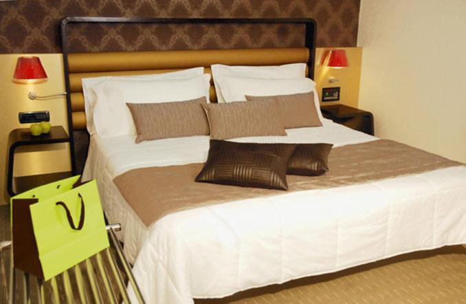 Triple Room One King One Single Bed Non-Smoking,979719694:JPEG