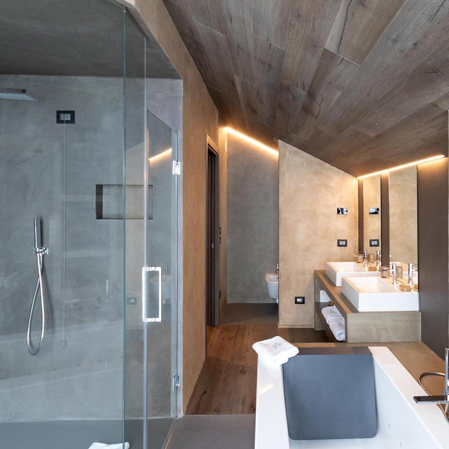 Suite Spa Bath,989641912:JPEG