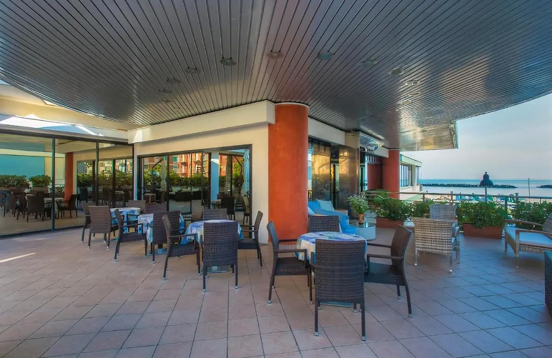 Hotel Royal-Spiaggia-1
