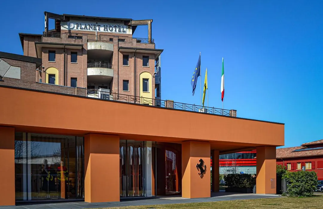 Planet Hotel-1