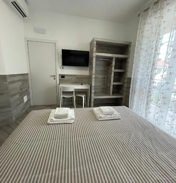 Holiday Rooms Rho-1