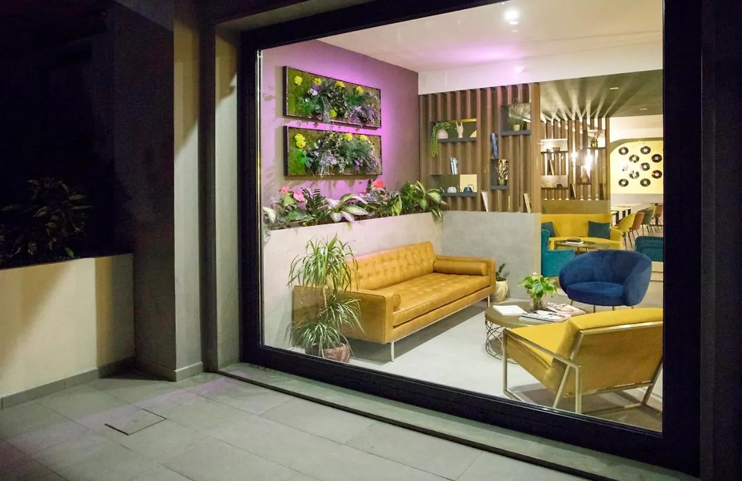 Moody Smart & Comfy Hotel-1