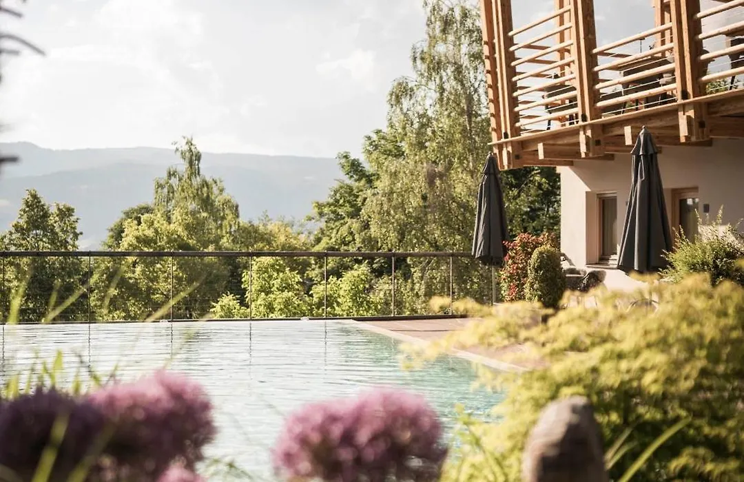 Presulis Hideaway Apartments & Restaurant-1
