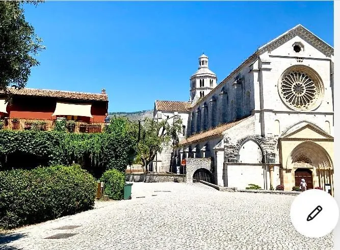 Casette rosse nel borgo medievale di Fossanova-1