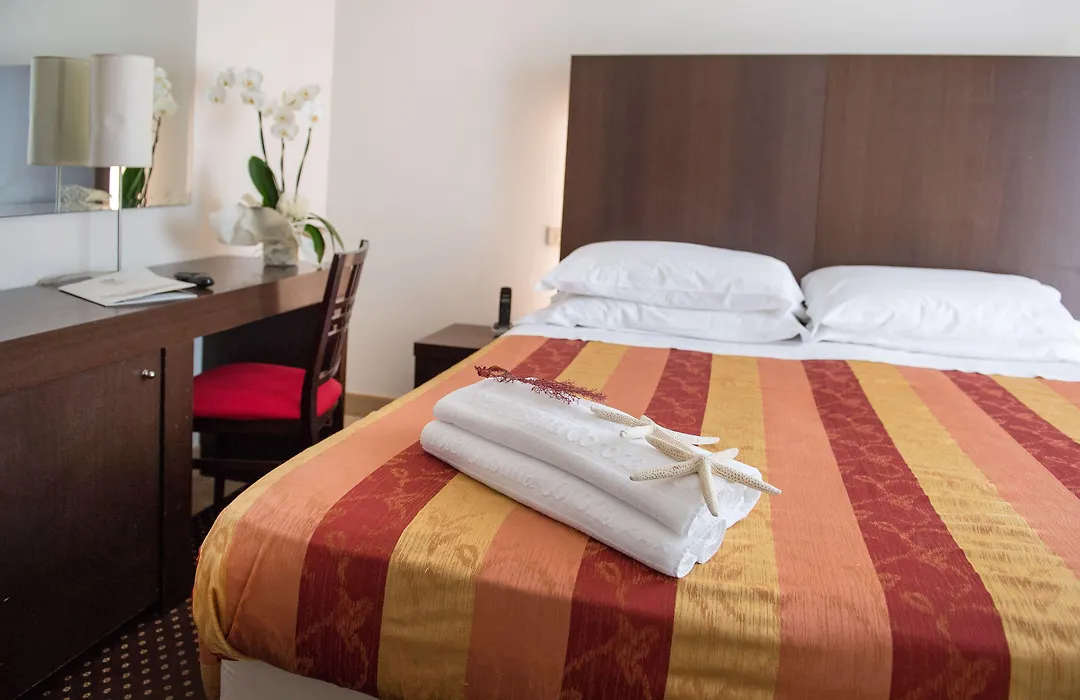 Hotel Cristina Corona-1