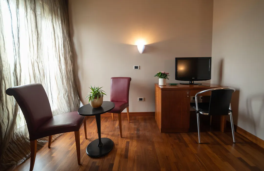 HOTEL QUERINI Essential Business Hotel Sandrigo-1