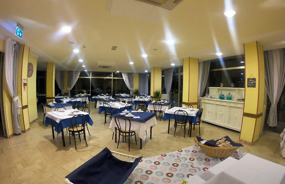 Hotel Half Moon Airport Restaurant-1