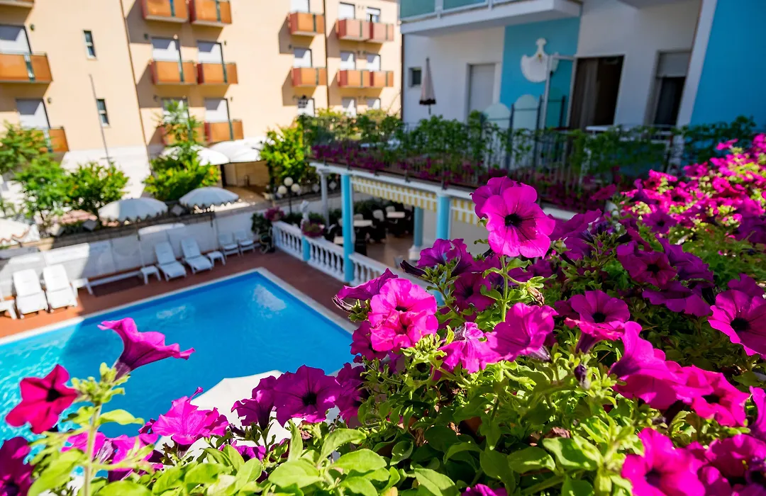 Hotel Villa Dei Fiori - Sul Mare Con Piscina-1