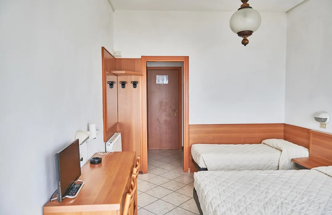 Hotel Caesar B&B Fronte Mare in Centro di Milano Marittima-1