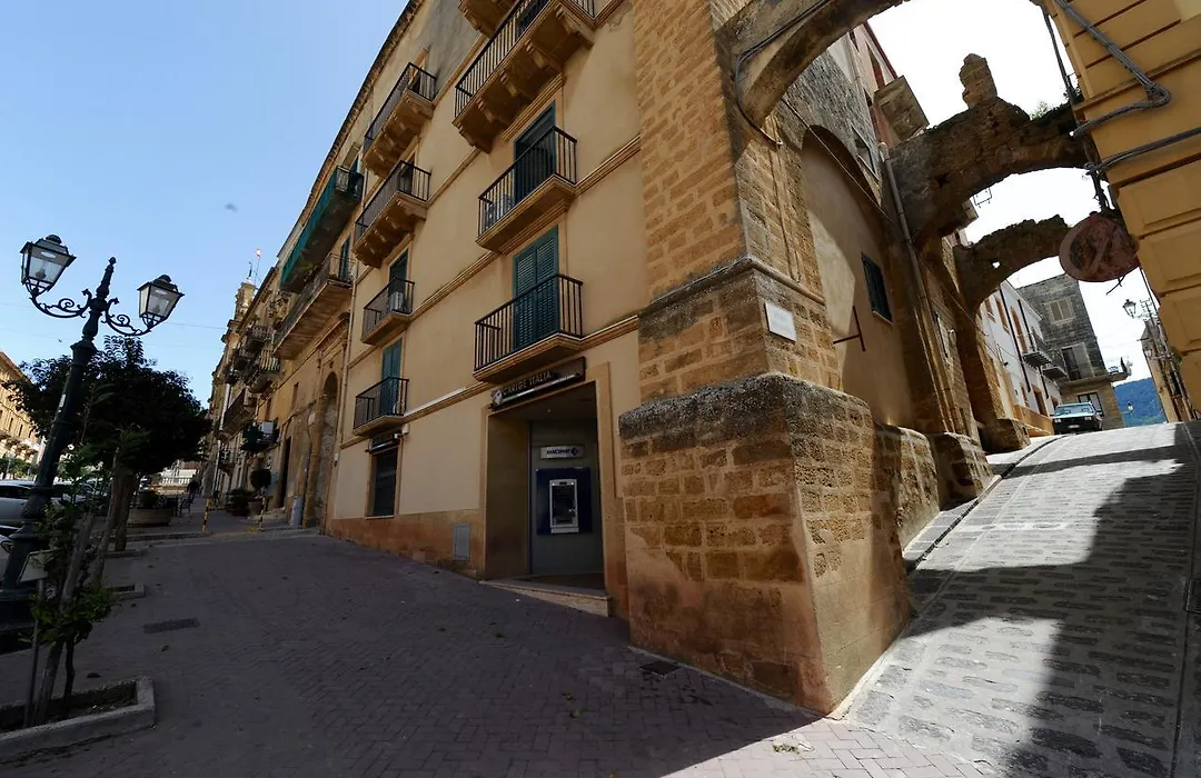 Il Cortile del Marchese Beccadelli-1