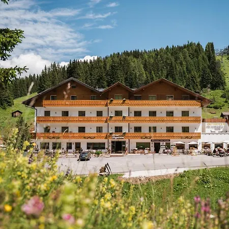 Laguscei Dolomites Mountain Hotel-3