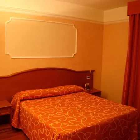 Gold Hotel-3