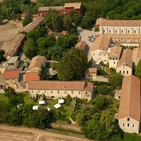 Casette rosse nel borgo medievale di Fossanova-2