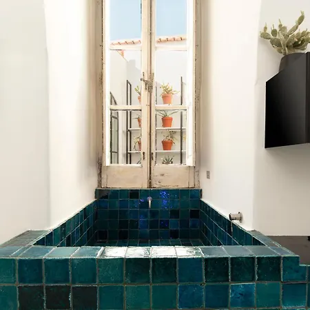 Capri Kronos Design Suites - 2 King Beds, With Gym, Spa & Jacuzzi-2