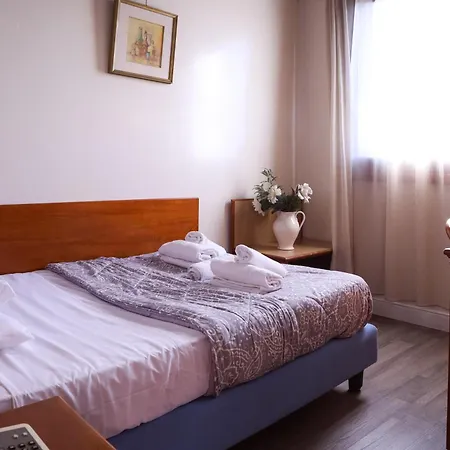 Hotel Villa Sara With Pool And Parking Near Venice-2