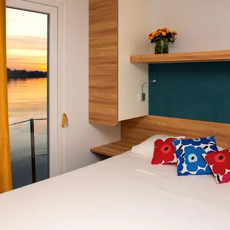 Marina Uno Floating Resort-2