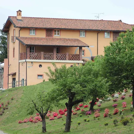 Tenuta Montezeglio Country Family House-3
