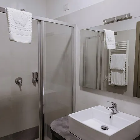 Queen Hotel-2