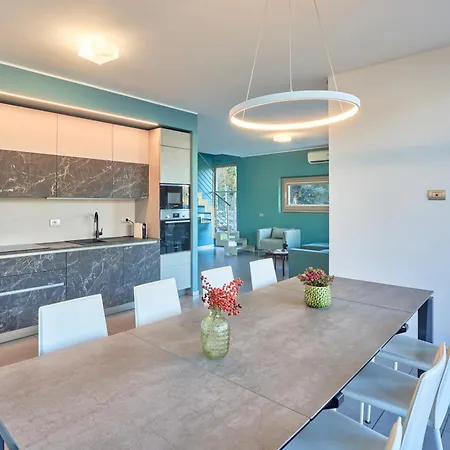Bellagio Village - Holiday Apartments By The Lake - Seasonal Warm Pool And Sauna-3