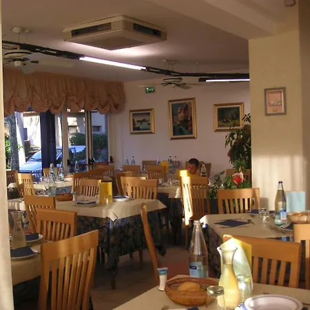 Hotel Canasta-2
