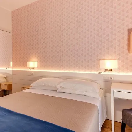 Hotel Kiss-3