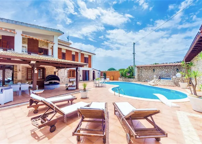 Villa Blondie con piscina a Castellammare del Golfo