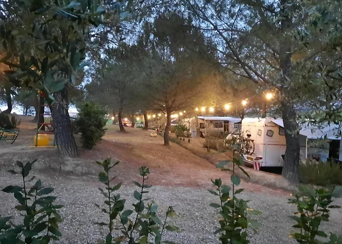 AGRiCAMPiNG POGGiO Ai PiNi WiNE