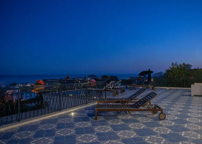 Gli archi sul mare