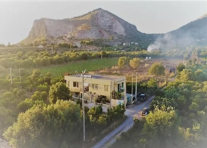 VILLA MARTA a due passi dalla clinica ortopedica Rizzoli e da Villa Santa Teresa