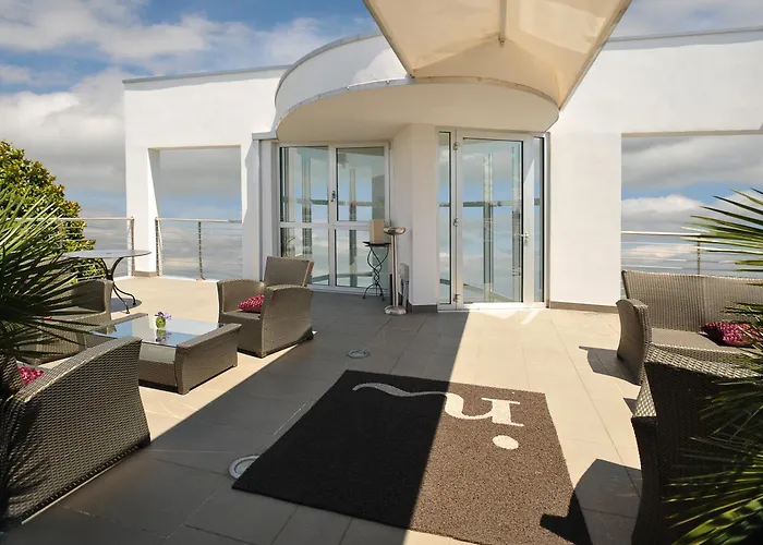Hotel In - Lounge Room