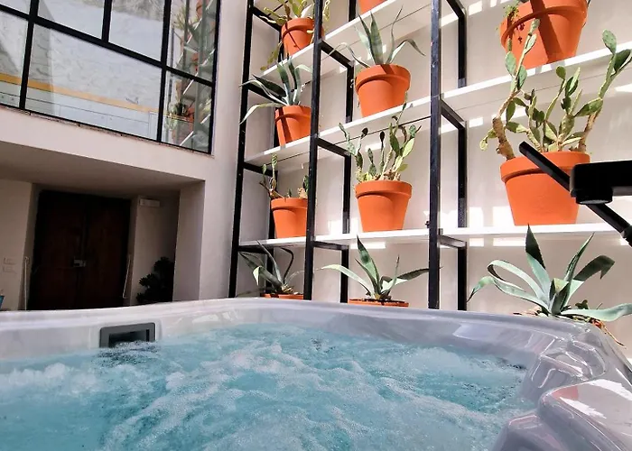 Capri Kronos Design Suites - 2 King Beds, With Gym, Spa & Jacuzzi
