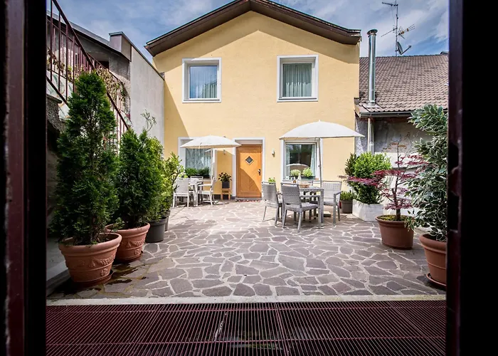 Am Schloss Guest House