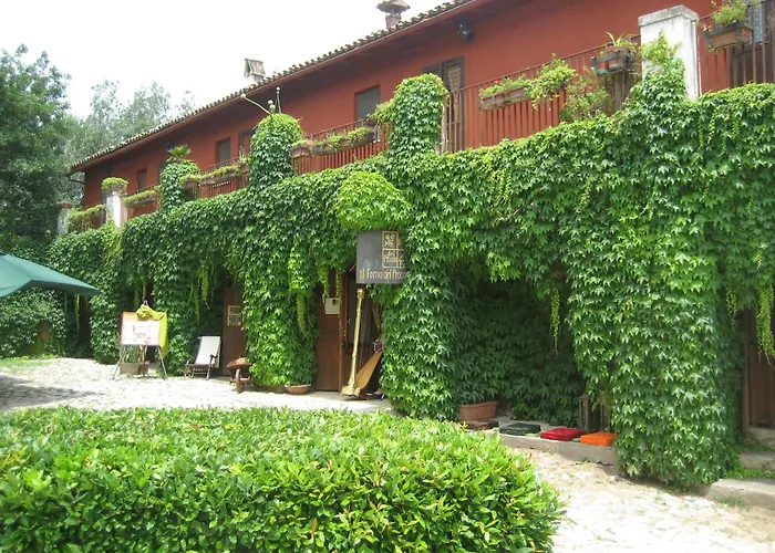 Casette rosse nel borgo medievale di Fossanova