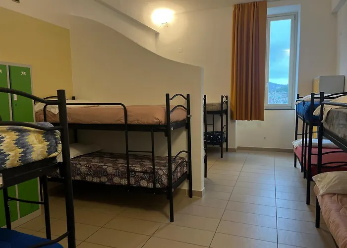 Seven Hostel & Rooms