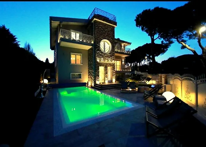 BELLAVISTA EXCLUSIVE B&B in zona centrale con piscina riscaldata-Jacuzzi vista lago LA COLAZIONE viene servita in una pasticceria rinomata ed esclusiva esterna alla struttura