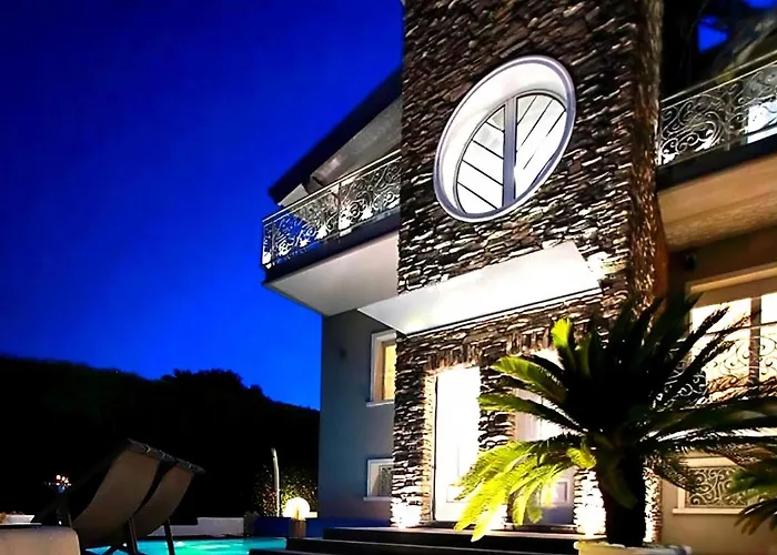 BELLAVISTA EXCLUSIVE B&B in zona centrale con piscina riscaldata-Jacuzzi vista lago LA COLAZIONE viene servita in una pasticceria rinomata ed esclusiva esterna alla struttura