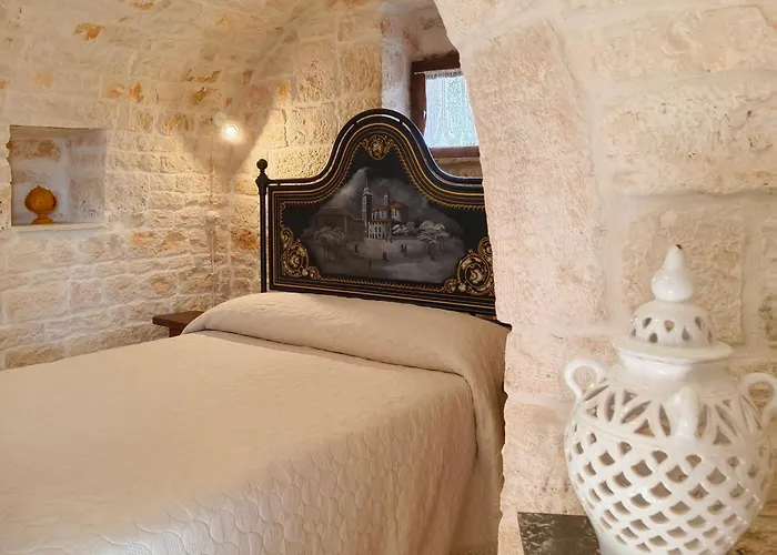 Antico Trullo Immerso Nella Campagna